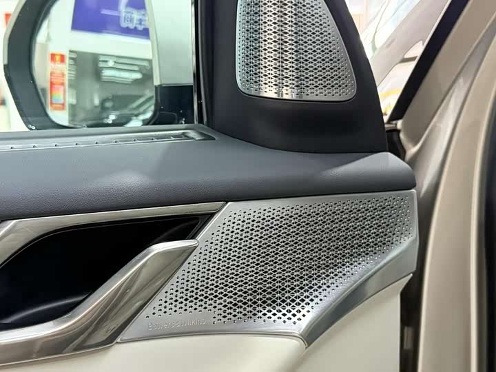 Фото 15 - Volvo EM90