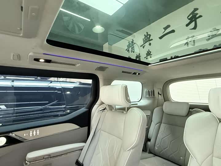 Фото 16 - Volvo EM90