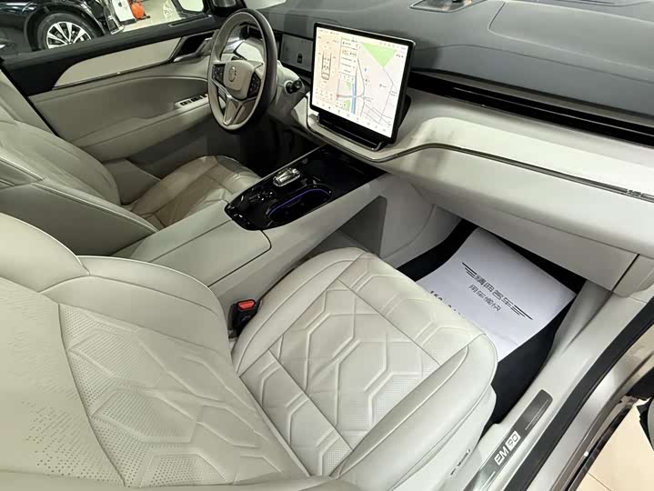 Фото 18 - Volvo EM90