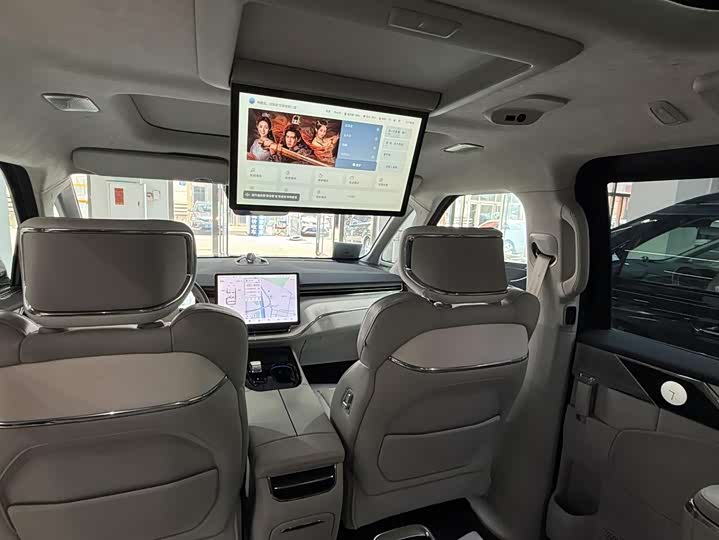 Фото 20 - Volvo EM90