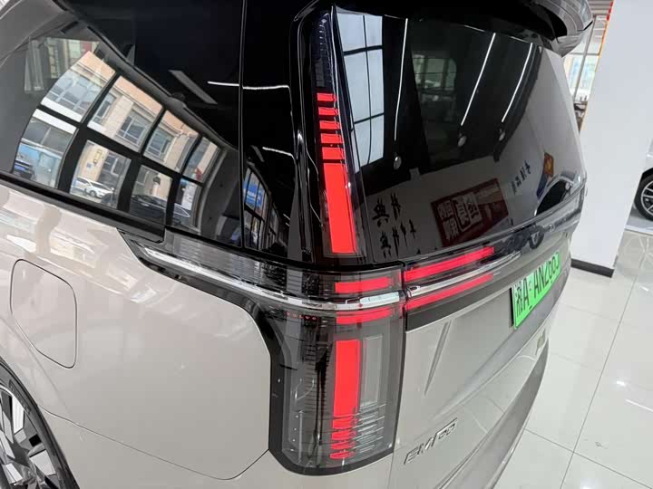 Фото 24 - Volvo EM90