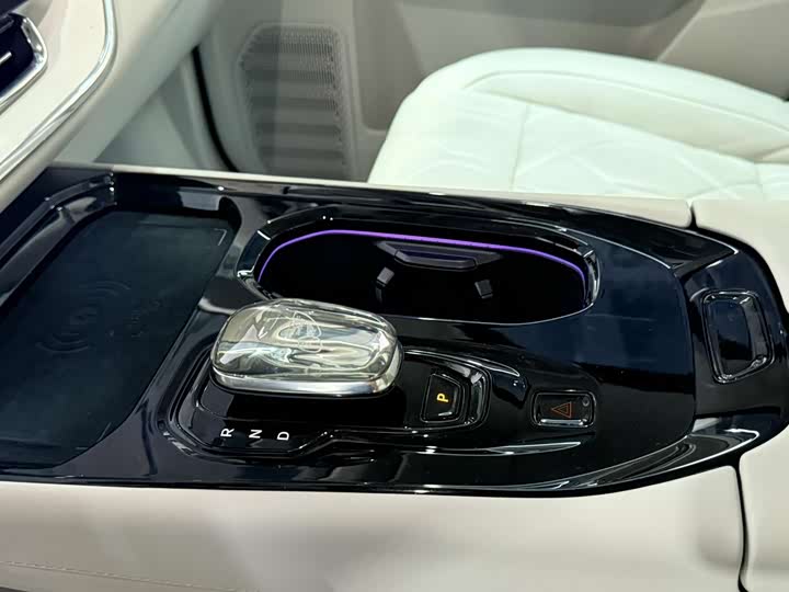 Фото 25 - Volvo EM90