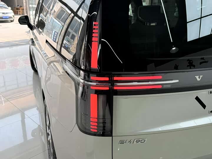 Фото 27 - Volvo EM90