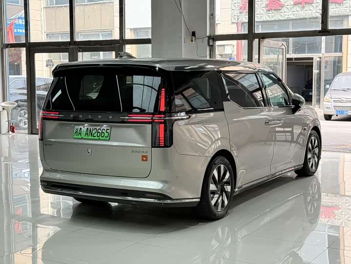 Фото 4 - Volvo EM90