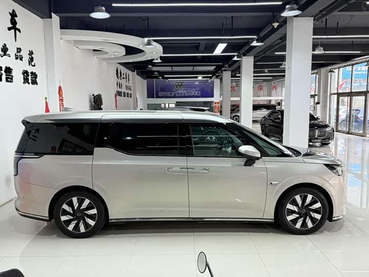 Фото 5 - Volvo EM90