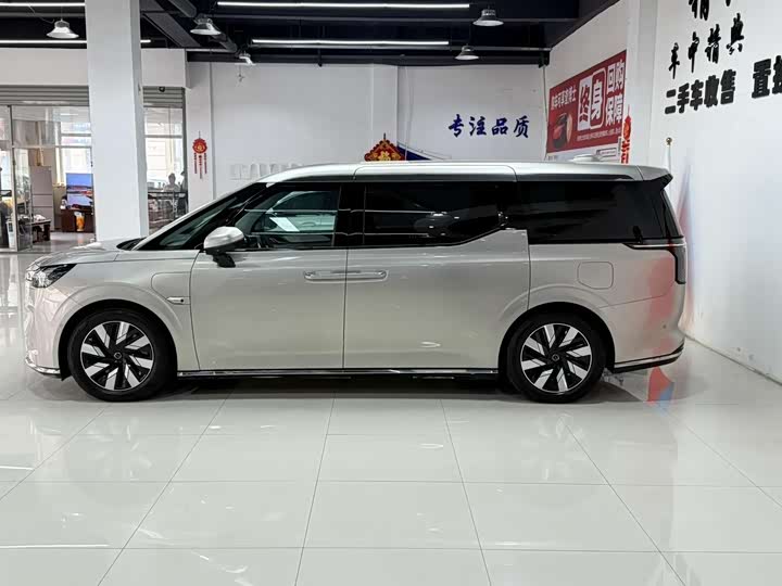 Фото 9 - Volvo EM90