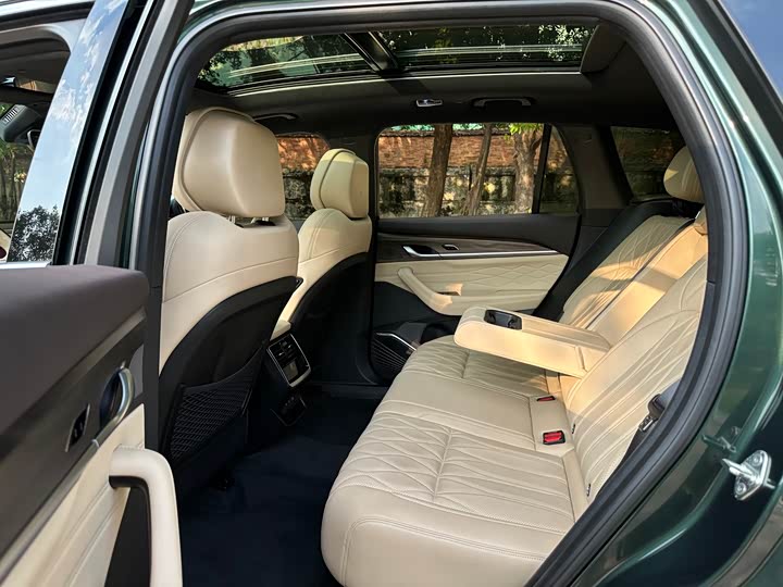 Фото 14 - Geely Monjaro