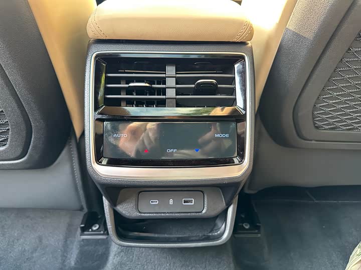 Фото 29 - Geely Monjaro