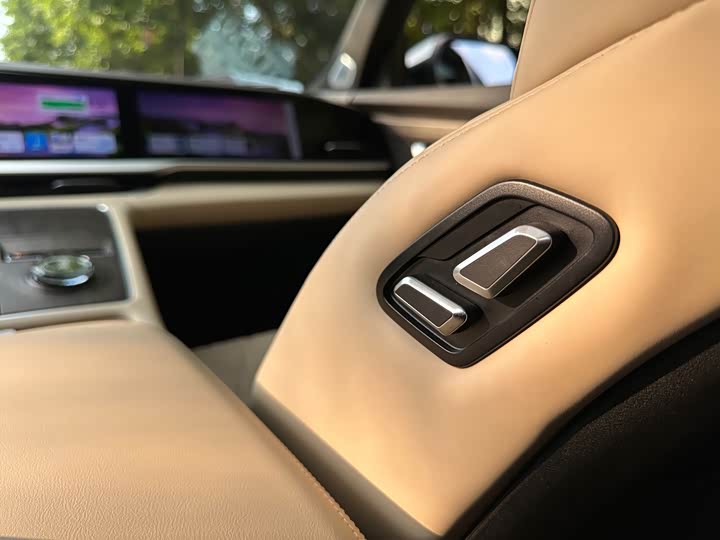 Фото 30 - Geely Monjaro