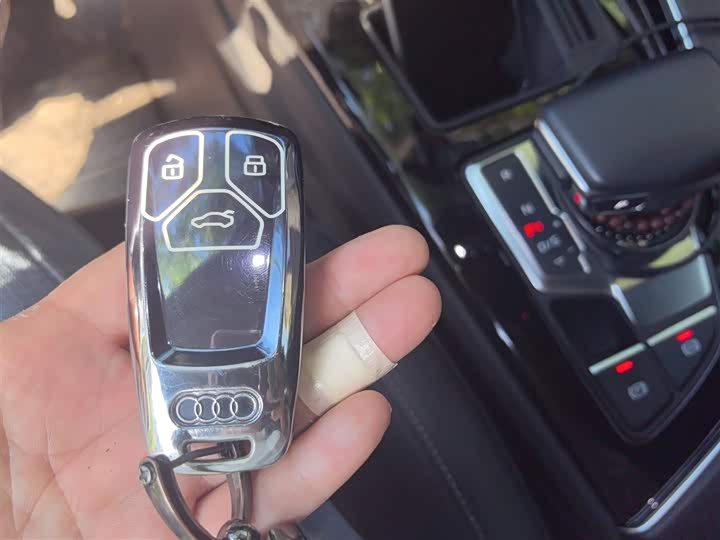 Фото 12 - Audi A4L