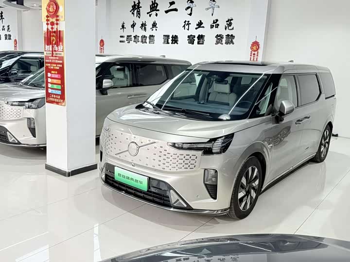 Фото 1 - Volvo EM90