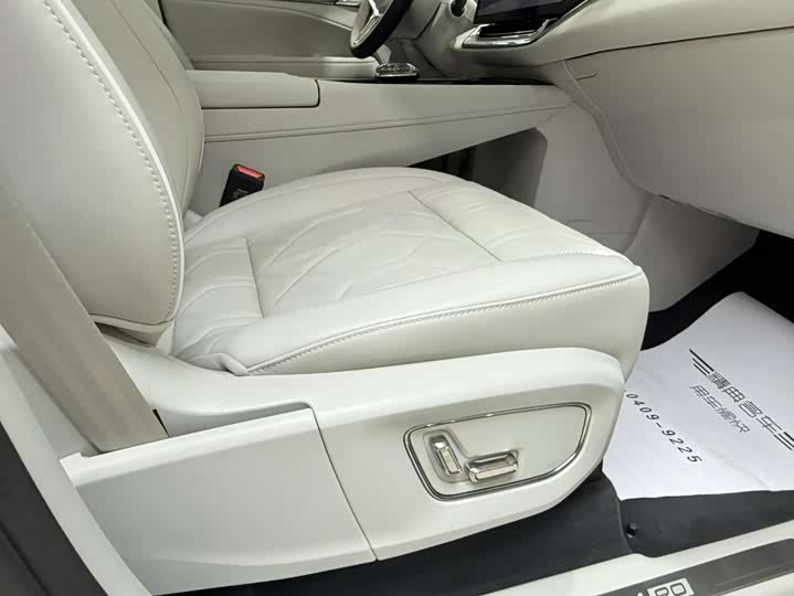 Фото 10 - Volvo EM90