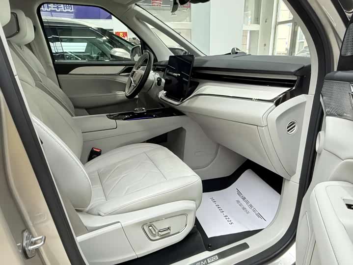 Фото 14 - Volvo EM90