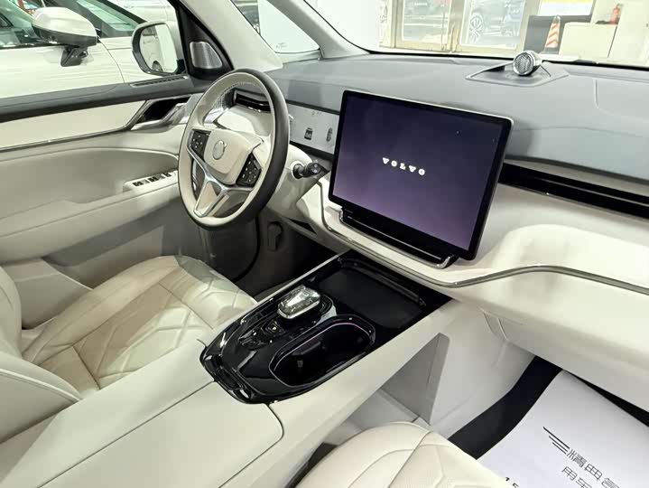 Фото 15 - Volvo EM90