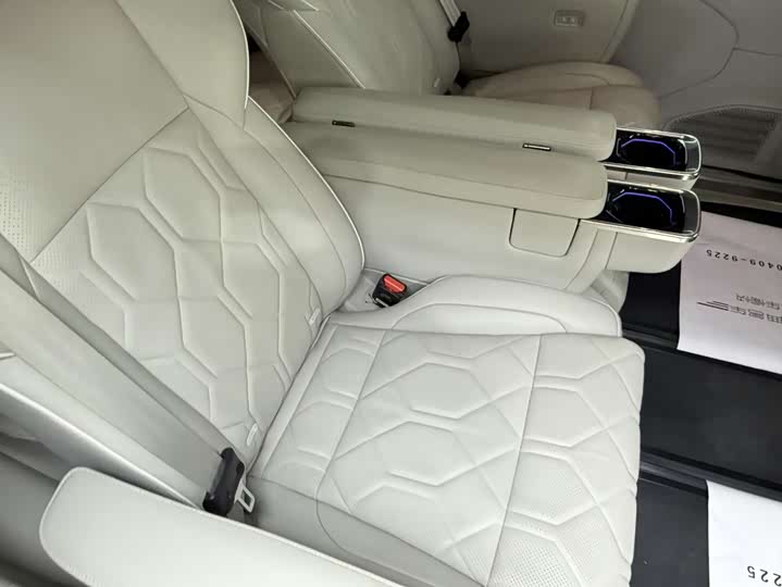 Фото 16 - Volvo EM90