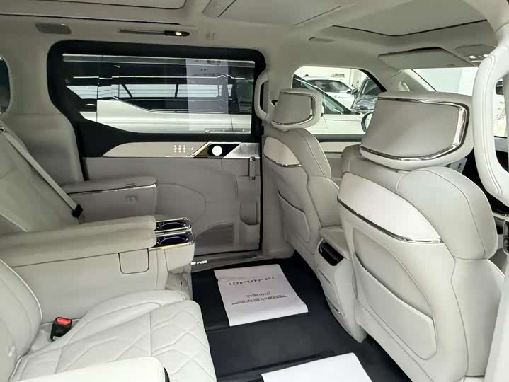 Фото 19 - Volvo EM90