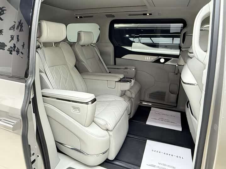 Фото 20 - Volvo EM90