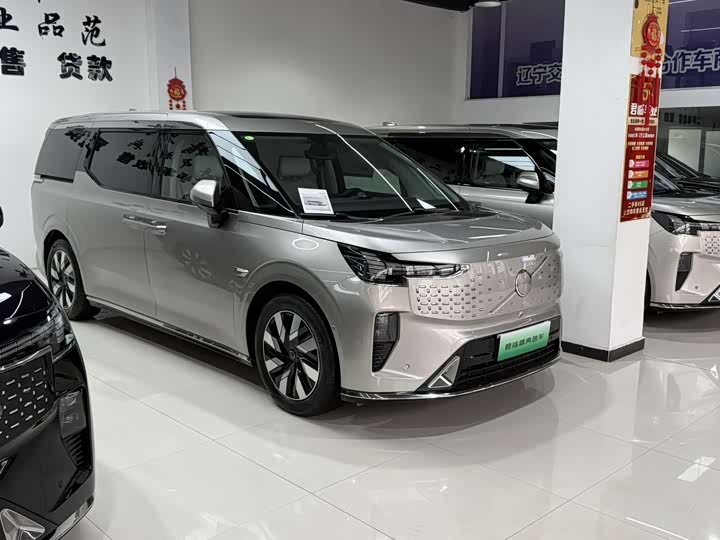 Фото 3 - Volvo EM90