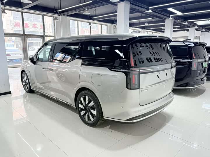 Фото 4 - Volvo EM90