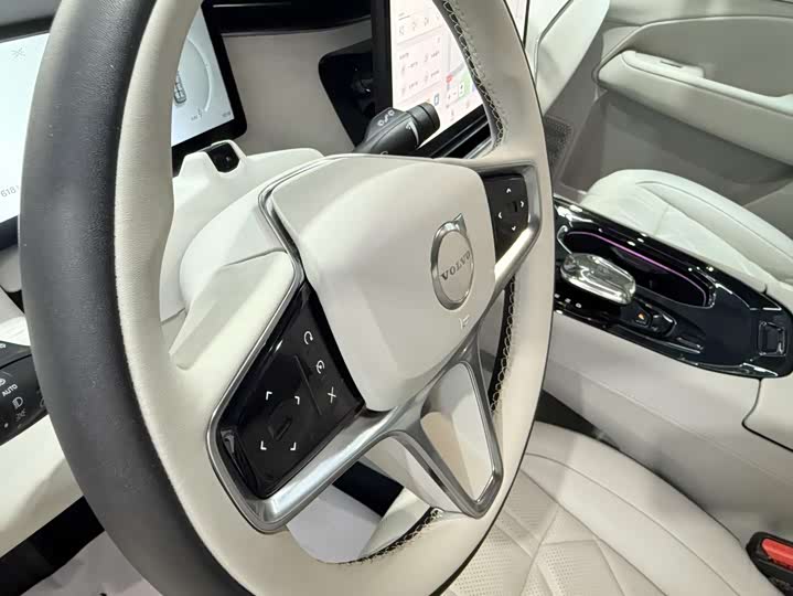 Фото 8 - Volvo EM90