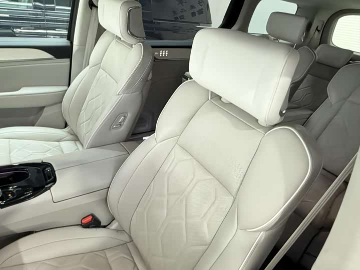 Фото 9 - Volvo EM90