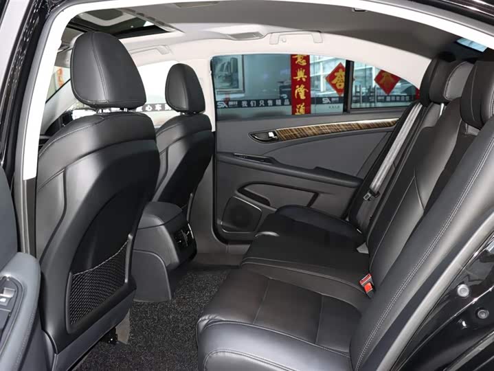 Фото 11 - Hongqi H7