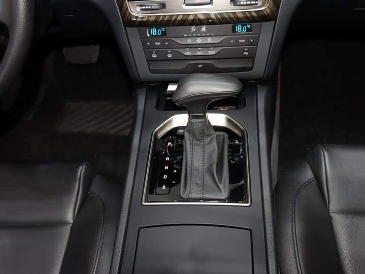 Фото 15 - Hongqi H7