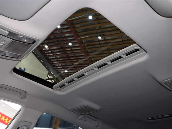 Фото 16 - Hongqi H7