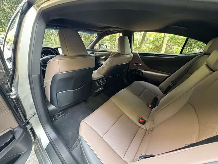 Фото 10 - Lexus ES