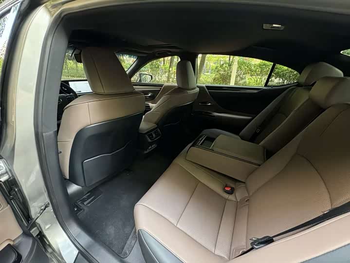 Фото 11 - Lexus ES