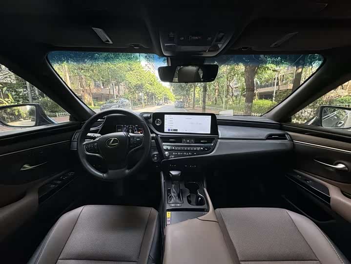 Фото 12 - Lexus ES