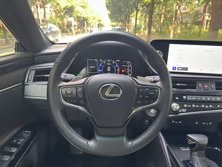 Фото 14 - Lexus ES