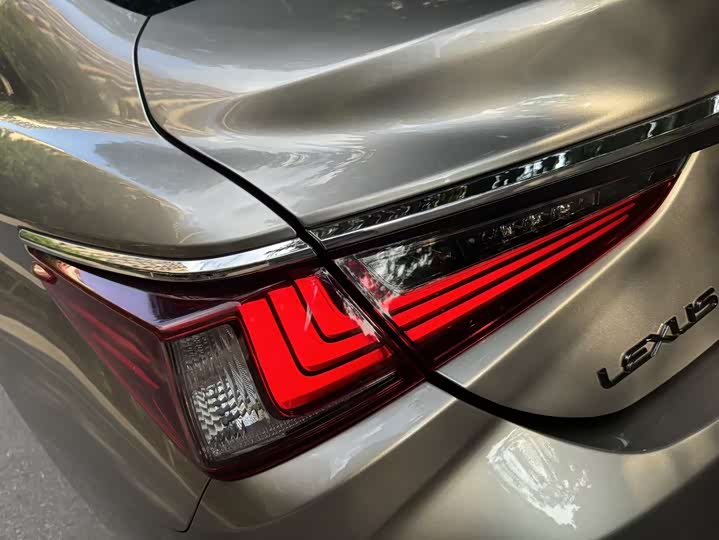 Фото 16 - Lexus ES