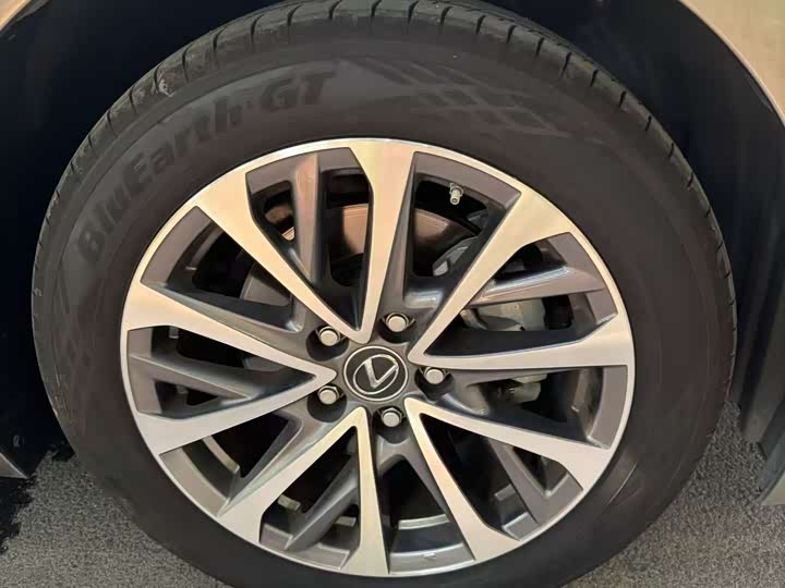 Фото 17 - Lexus ES