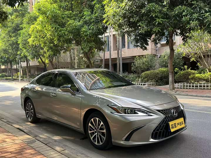 Фото 3 - Lexus ES