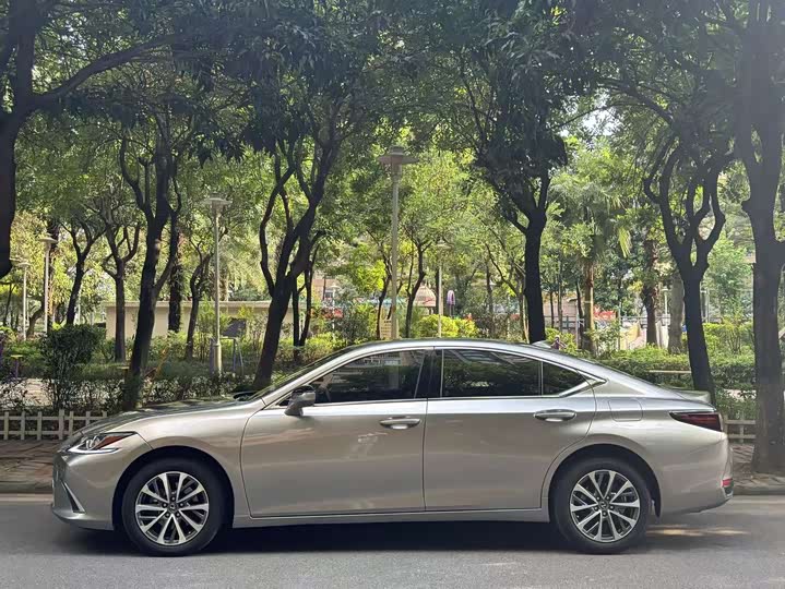 Фото 7 - Lexus ES