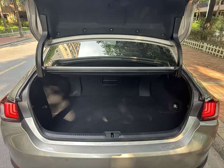 Фото 8 - Lexus ES