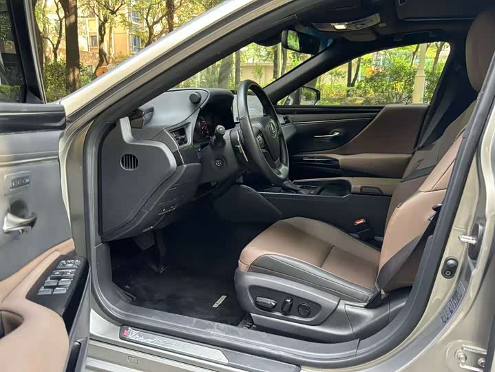 Фото 9 - Lexus ES