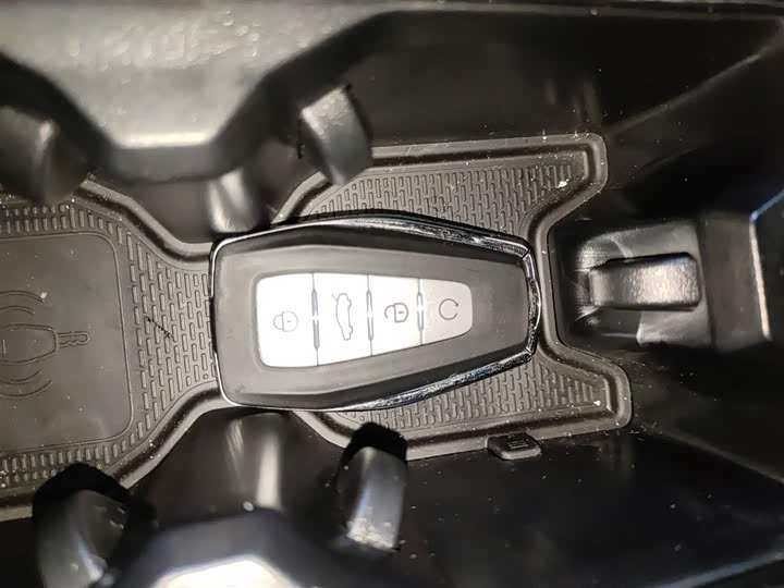 Фото 9 - Geely Monjaro