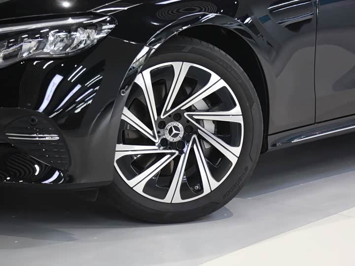 Фото 15 - Mercedes-Benz E-Class