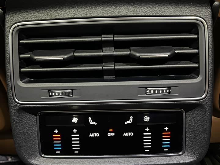 Фото 15 - Audi Q7