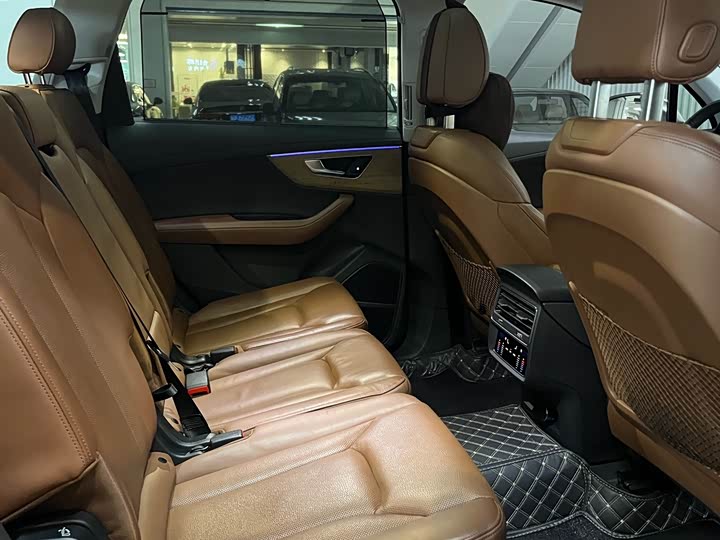 Фото 19 - Audi Q7