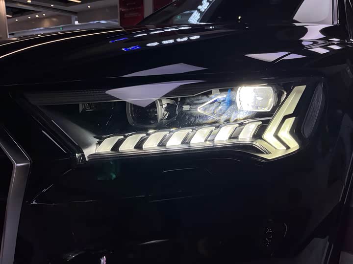 Фото 23 - Audi Q7