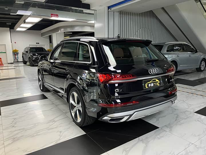 Фото 28 - Audi Q7