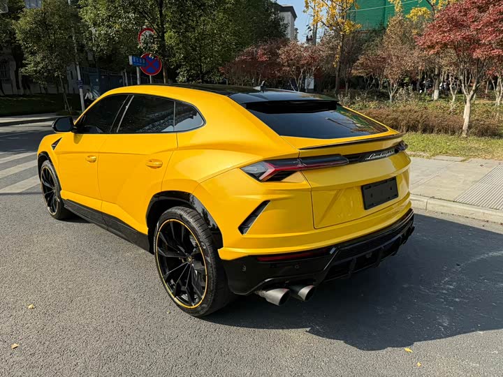 Фото 2 - Lamborghini Urus