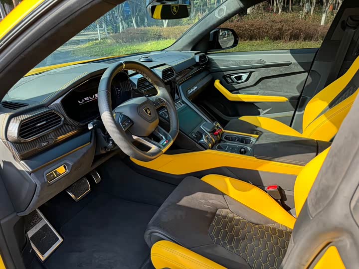 Фото 3 - Lamborghini Urus