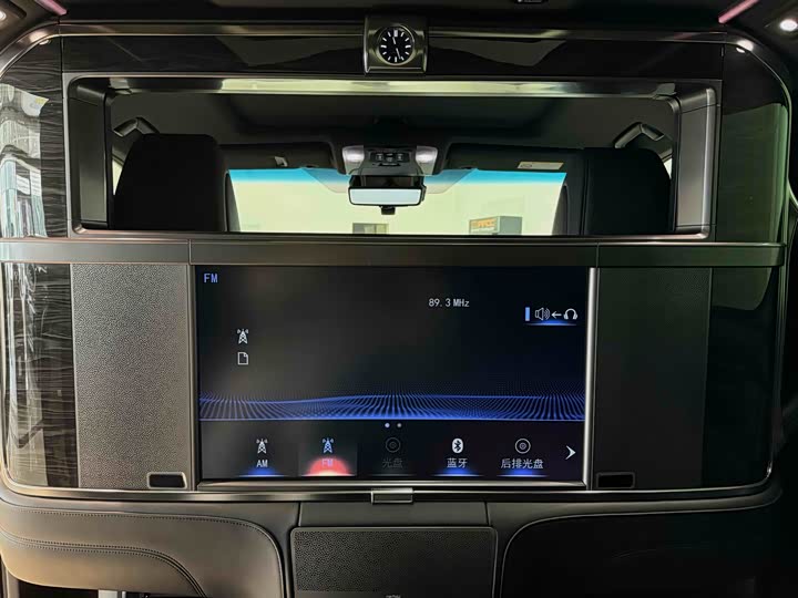 Фото 14 - Lexus LM