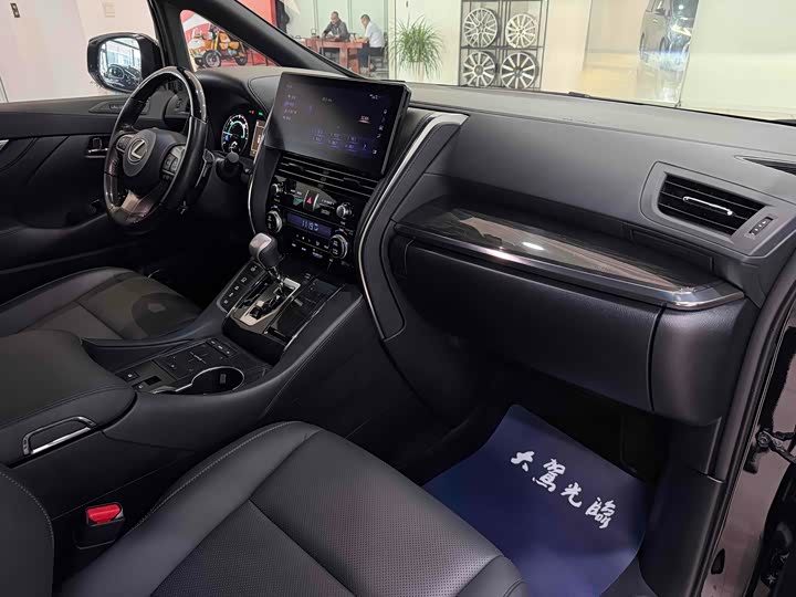 Фото 7 - Lexus LM