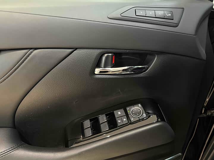 Фото 9 - Lexus LM