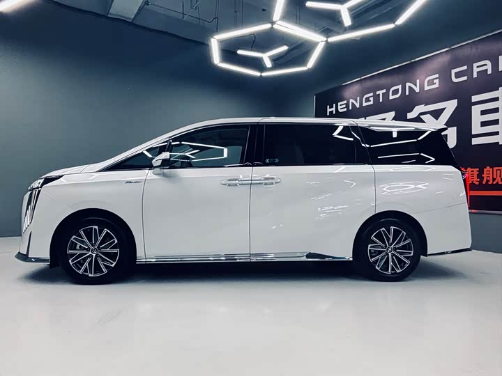 Фото 2 - GAC Trumpchi M8